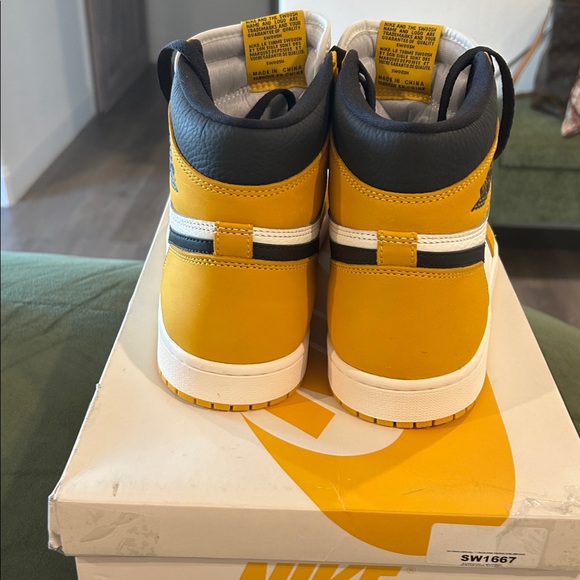 Nike Air Jordan 1 Men’s Size 10.5 Retro High OG Yellow DZ5486-701 Sneakers🖤💛 - Picture 3 of 6